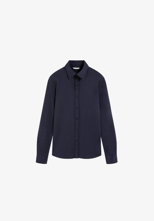 Camisa de manga larga azul marino hecha de tela suave, con cuello clásico, cierre frontal de seis botones y puños estándar.