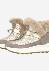 Botas resistentes al agua con parte superior acolchada en color plateado metálico, detalles en ante gris y cuello de piel sintética. Cuentan con una suela de goma texturizada.