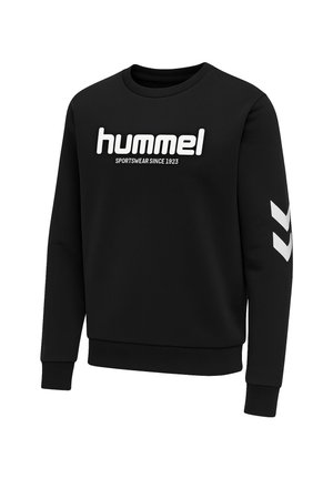 Czarna bluza z długim rękawem z białym logo "hummel" i napisem "SPORTSWEAR SINCE 1923" na klatce piersiowej oraz dwiema białymi strzałkami na prawym rękawie.