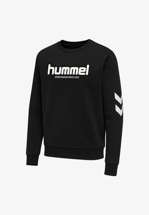 Czarna bluza z długim rękawem z białym logo "hummel" i napisem "SPORTSWEAR SINCE 1923" na klatce piersiowej oraz dwiema białymi strzałkami na prawym rękawie.