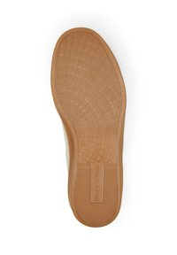 Schuhsohle aus strukturiertem, tanfarbenem Gummi mit geometrischem Muster und Logo-Detail. Abgerundete Form, die für Traktion sorgt.