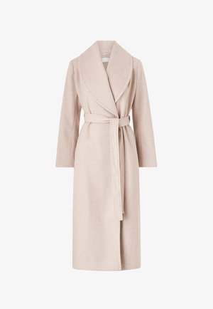 Lange beige wollen jas met een brede sjaalkraag en bijpassende riem gestrikt in de taille, lange mouwen, knie-lengte.