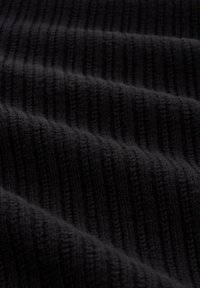 Czarna, prążkowana tkanina o miękkiej teksturze, z wyraźnymi pionowymi liniami i lekki blaskiem, odpowiednia do odzieży lub tapicerki.