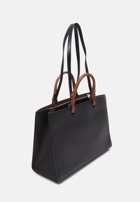 Czarna torba tote o teksturowanej powierzchni z brązowymi, zaokrąglonymi uchwytami i długimi, czarnymi paskami na ramię, z zamykaną główną komorą.