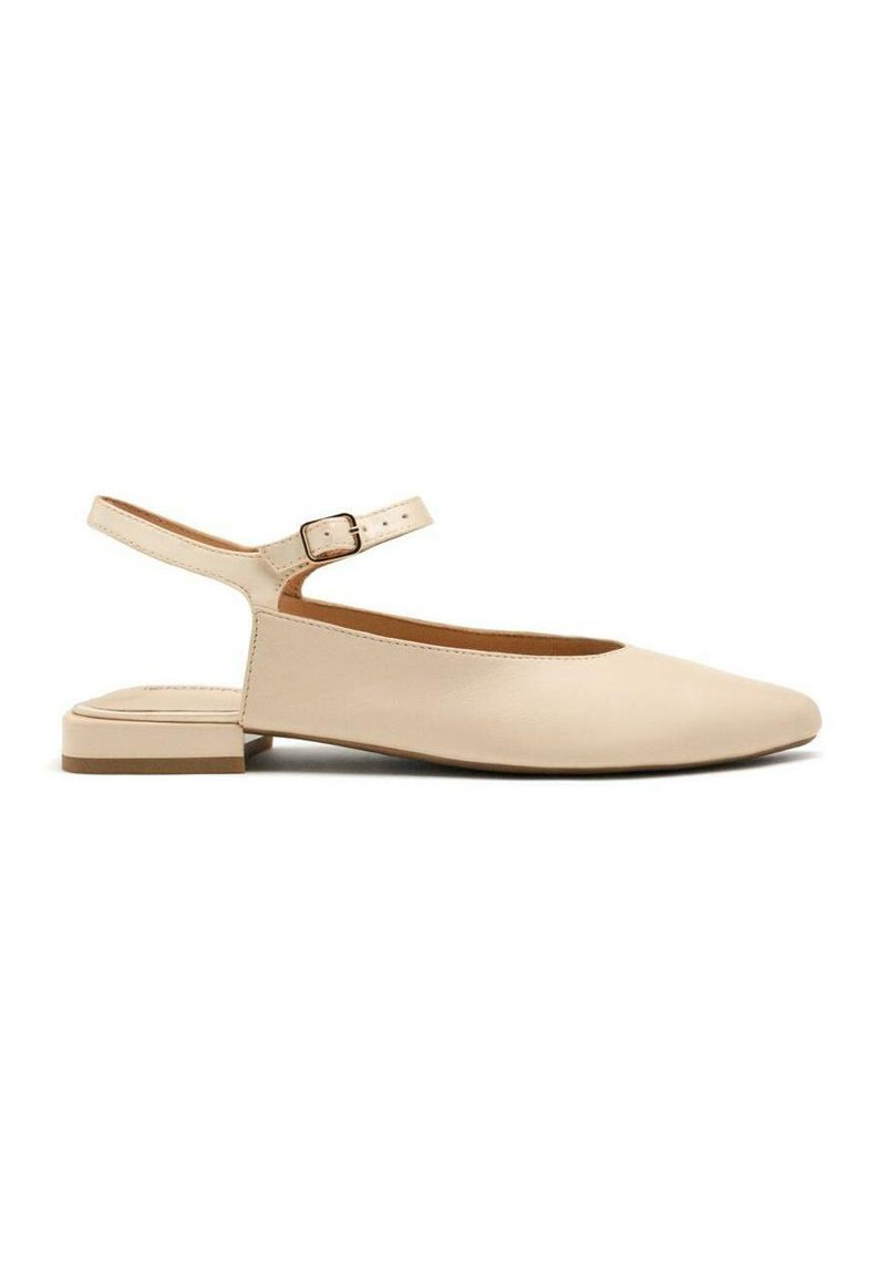 Scarpe flat slingback in pelle beige con punta affusolata, cinturino alla caviglia regolabile e tacco basso a blocco. Texture liscia e design minimalista.