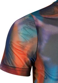 Košilja s kratkim rukavima od mrežastog materijala s šarolikim tye-dye uzorkom u narančastoj, plavoj i ljubičastoj boji, s kontrastnim šavovima na rubovima.