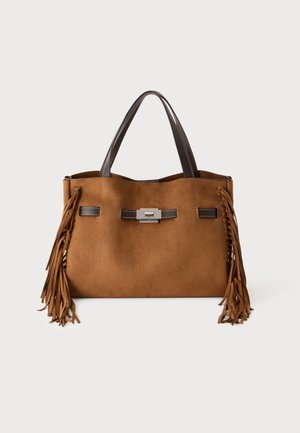 Sac à main en daim marron avec des poignées marron foncé, fermeture à boucle argentée, et de longues franges de chaque côté.