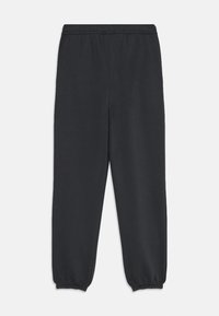 Mørkegrå sweatpants lavet af blødt materiale, med elastisk talje og snævre ærmer, uden synlige mønstre eller accenter.
