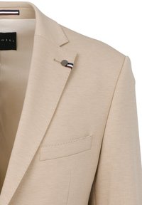 Hellbeige Blazer mit Reverskragen, einreihiger Knopfverschluss und aufgesetzter Tasche. Verfügt über eine dezente Textur und ein dekoratives gestreiftes Akzent.