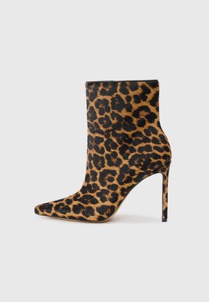 Ankle čizme s leopard uzorkom i špicastim nožnim dijelom, izrađene od teksturiranog materijala, s potpeticom u obliku stiletto i uskim oblikom.