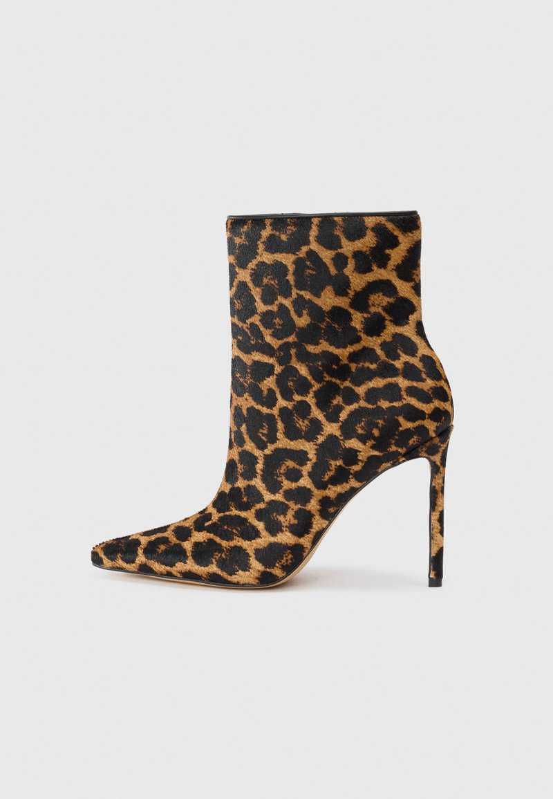 Leopardprint enkellaars met een puntige neus, gemaakt van textuurmateriaal, met een stilettohak en een getailleerd ontwerp.