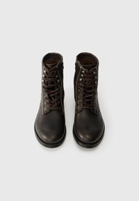 Braune Leder-Stiefeletten mit strukturiertem Finish, Schnürung vorne und seitlichen Reißverschlüssen; weiße Nähte als Akzent. Flache Gummisohlen.