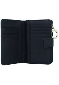 Cartera de cuero negro con múltiples ranuras para tarjetas, un cierre seguro con solapa y un lazo decorativo para llaveros. Acabado texturizado con acentos de costura.