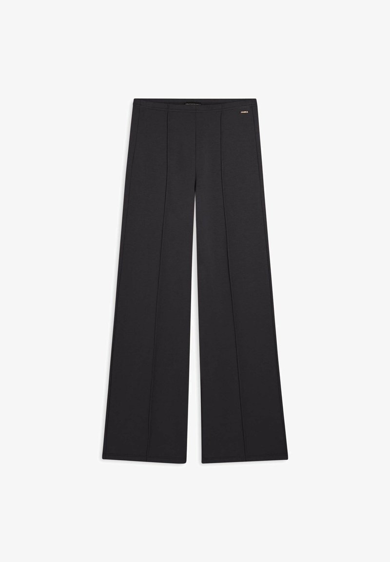 Pantaloni neri a gamba larga realizzati in tessuto morbido, caratterizzati da due pince frontali e un discreto accento con logo. Texture liscia con un design sartoriale.