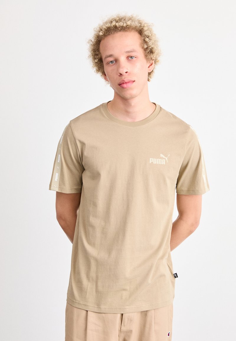 Puma TAPE TEE - Camiseta estampada - oak branch