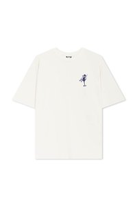 Camiseta de algodón blanca con un corte relajado. Presenta un gráfico azul de una figura sentada sobre una copa de martini en el área del pecho izquierdo.