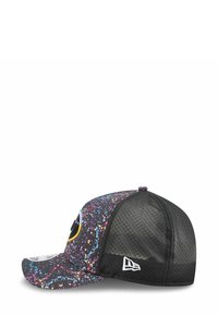 Schwarze Mütze mit einem bunten Spritzer-Muster, Netzrücken und gebogenem Schirm; verfügt über ein gesticktes Logo auf der Vorderseite und einen kleinen weißen Akzent.