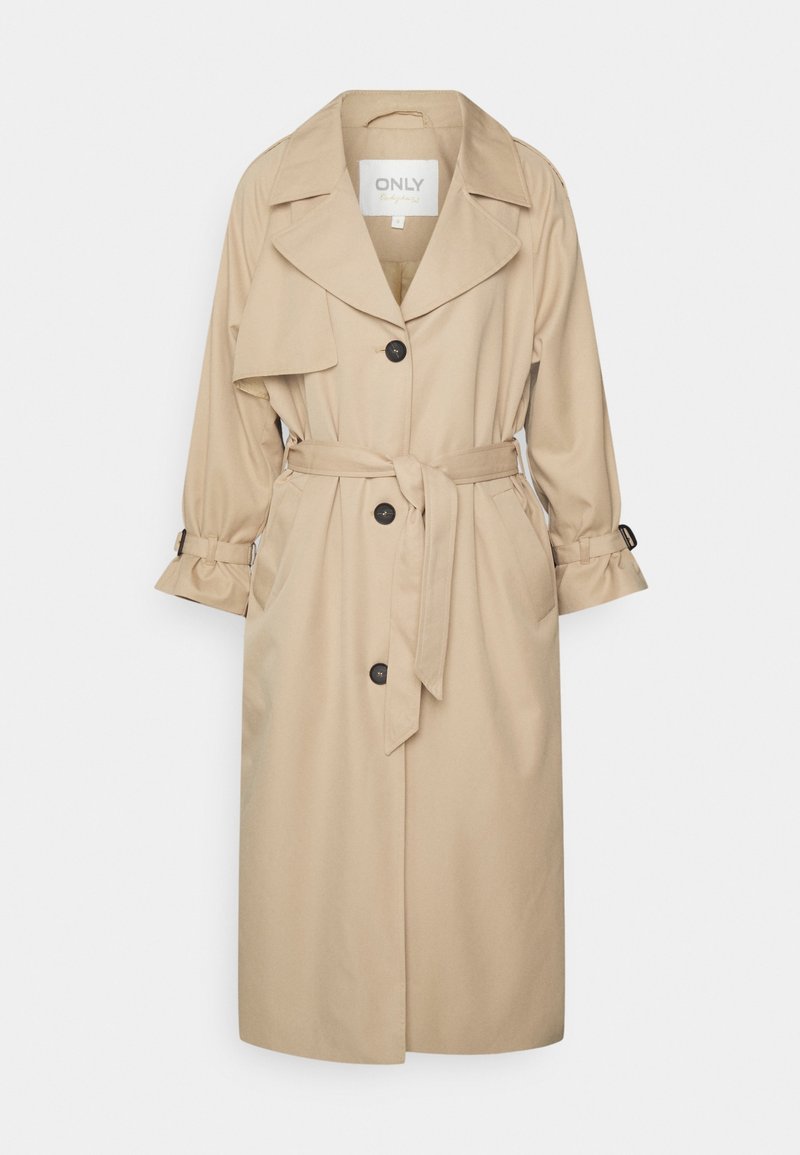 Trench-coat long beige avec larges revers, trois boutons noirs, ceinture à la taille et détails de boucle sur les poignets.