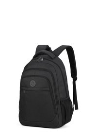 Sac à dos noir en tissu texturé, avec des bretelles rembourrées, plusieurs poches zippées et une poche latérale en mesh pour les bouteilles d'eau.