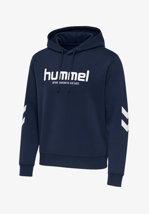 Dunkelblaue Kapuzenjacke aus weichem Stoff mit Kordelzugkapuze. Mit einem weißen Logo auf der Brust und weißen Chevron-Mustern an den Ärmeln.