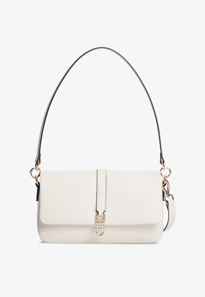 Sac à main rectangulaire en cuir blanc avec fermeture à rabat, fermoir doré et fine bandoulière avec anneaux dorés.