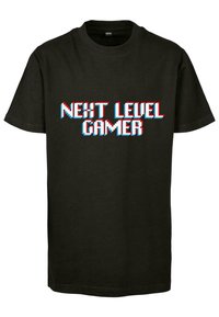 Svart bomull T-skjorte med pikselert tekst som leser "NEXT LEVEL GAMER" i rødt og blått på forsiden. Korte ermer og rund hals.