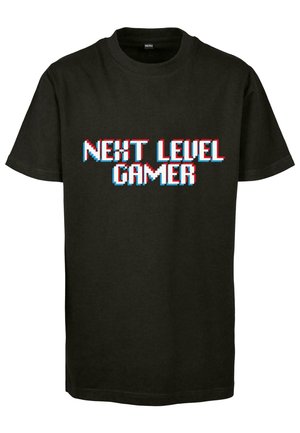 Svart bomull T-skjorte med pikselert tekst som leser "NEXT LEVEL GAMER" i rødt og blått på forsiden. Korte ermer og rund hals.