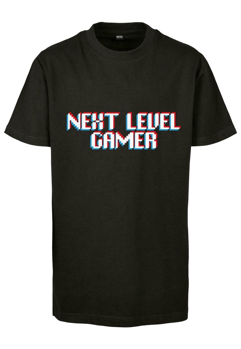 Svart bomull T-skjorte med pikselert tekst som leser "NEXT LEVEL GAMER" i rødt og blått på forsiden. Korte ermer og rund hals.