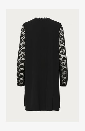 Czarna sukienka z długimi rękawami z koronkowych kwiatów, okrągłym dekoltem z falbaniastym wykończeniem oraz rozcięciem z tyłu dla swobody ruchów.