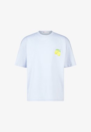 Lichtblauw T-shirt met korte mouwen en ronde hals, met een kleine citroengrafiek op de linkerborst.