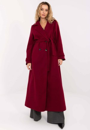 Bordowy długi płaszcz z dwurzędowym zapięciem, paskiem w talii, kołnierzem z klapami i bocznymi kieszeniami; miękka tkanina o gładkiej strukturze.