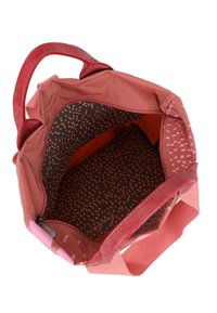 Bolso de mano en rojo y rosa con asas texturizadas, con un interior marrón adornado con un patrón de puntos. Cierre con cremallera en la parte superior.