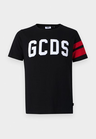 Juodas medvilnės marškinėliai su dideliu baltu "GCDS" logo, raudonais dryželiais ant rankovių, apvaliu kaklu ir standartiniu kirpimu.