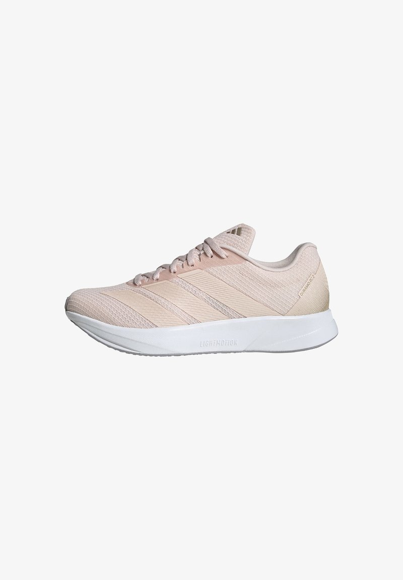 Zapatilla de running ligera en color rosa con upper de malla, franjas tonales y suela blanca. Presenta un acabado texturizado y sistema de cordones para un ajuste seguro.