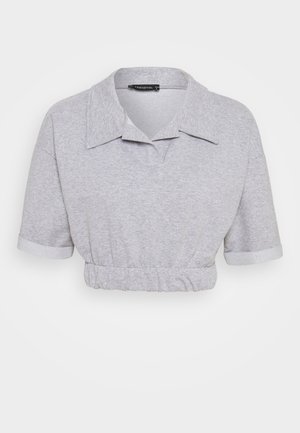 Chemise courte gris clair avec manches courtes, col large et ourlet élastiqué, fabriquée en tissu doux et texturé.