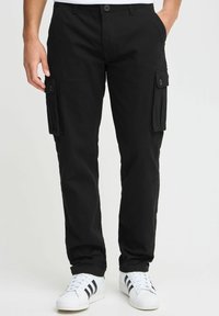 Pantalons cargo noirs avec poches latérales, confectionnés dans un tissu résistant. Présente un design à jambe droite et une fermeture à bouton. Texture propre et minimaliste.
