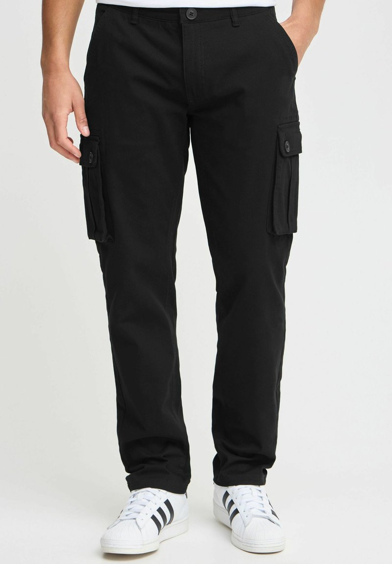 Pantalons cargo noirs avec poches latérales, confectionnés dans un tissu résistant. Présente un design à jambe droite et une fermeture à bouton. Texture propre et minimaliste.