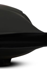 Nahaufnahme der schwarzen, glatten Sohle eines Sportschuhs, die ihre geschwungene Form und Profildetails auf weißem Hintergrund zeigt.
