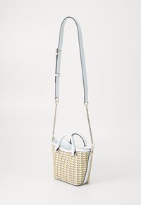 Borsa intrecciata gialla e bianca con dettagli in pelle azzurra chiara e tracolla a catena. Presenta manici doppi e un design strutturato.