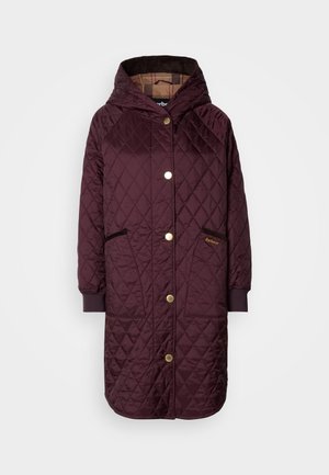 Burgundi színű steppelt kabát kapucnival, aranyszínű patent gombokkal, oldalsó zsebekkel és kordbársony díszítéssel a galléron és a zsebeknél.