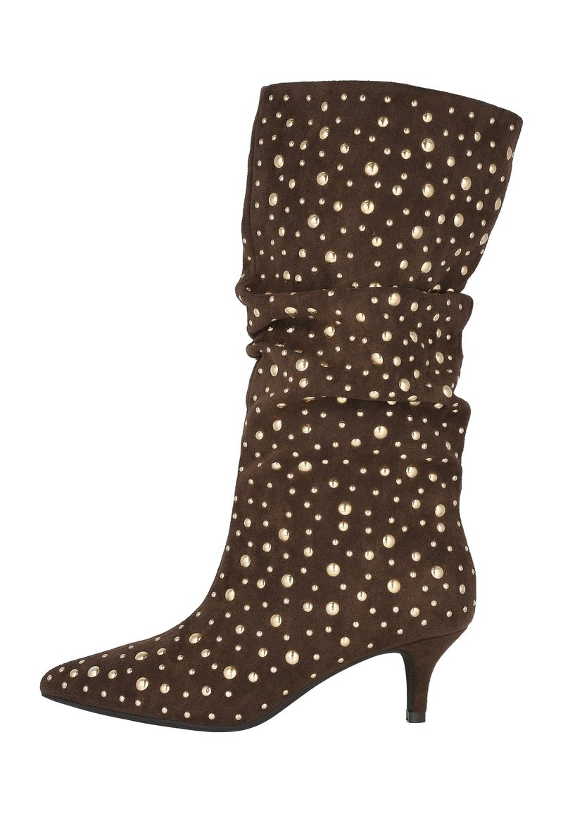 Bota de tobillo de ante marrón, suelta y con punta afilada. Presenta adornos de tachuelas doradas y un tacón kitten para un detalle adicional.