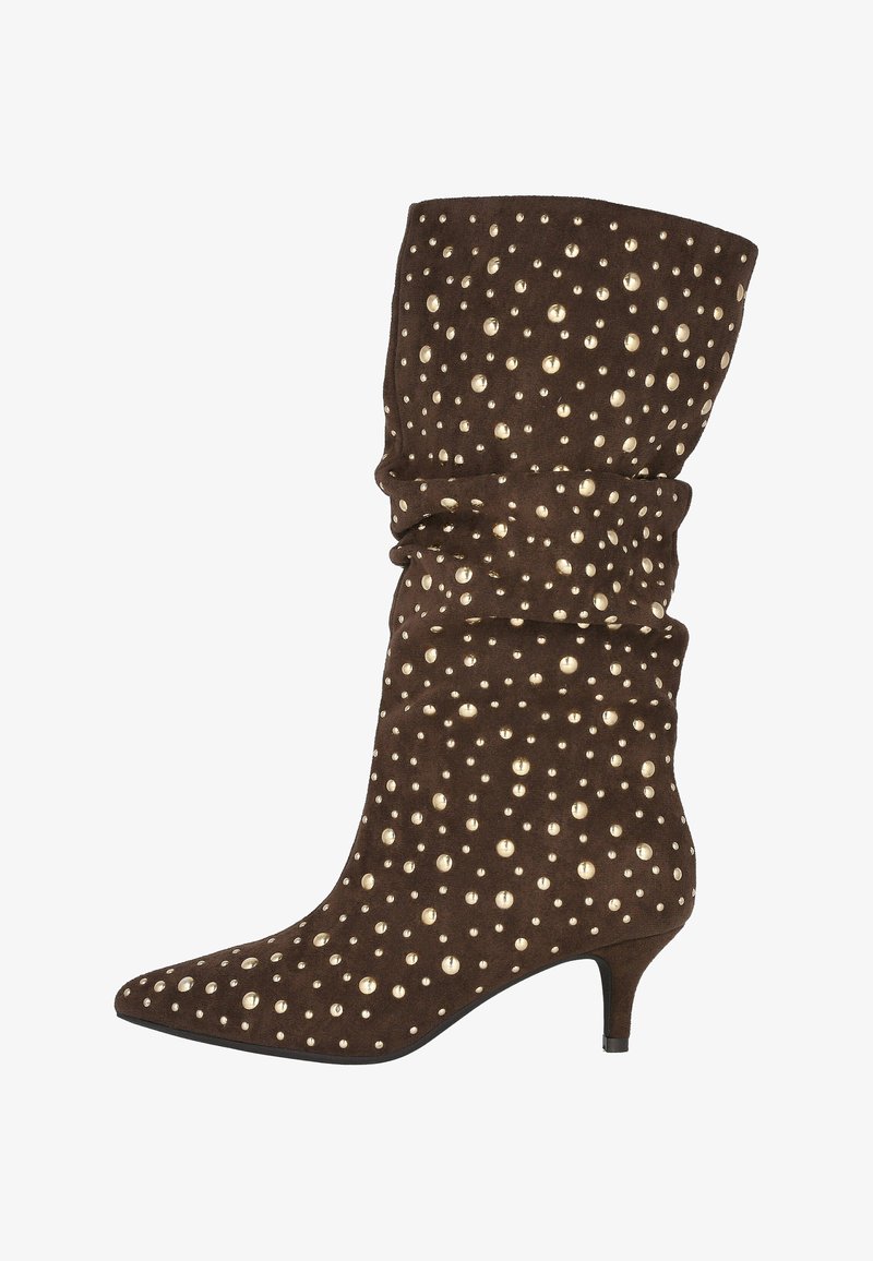 Bota de tobillo de ante marrón, suelta y con punta afilada. Presenta adornos de tachuelas doradas y un tacón kitten para un detalle adicional.