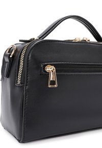 Bolso de piel negro con accesorios en tono dorado, que presenta un bolsillo frontal con cremallera y un diseño estructurado, textura suave y asas cortas.