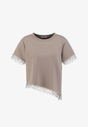 Taupekleurige top met korte mouwen, asymmetrische zoom en mouwen afgezet met fijne witte kant.