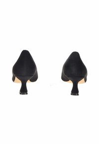 Scarpe nere in suede con tacco alto, punta affusolata e tacco curvo corto. La texture è liscia, con un design minimalista.
