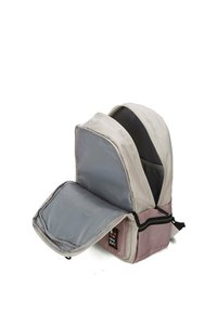 Zaino bicolore in grigio chiaro e rosa. Presenta un scomparto principale con zip e un interno morbido, oltre a una piccola tasca frontale con branding.