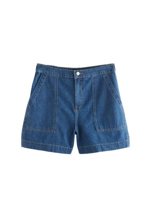 Pantalones cortos vaqueros azules con bolsillos delanteros de parche, trabillas para cinturón y cierre de botón sobre fondo blanco.