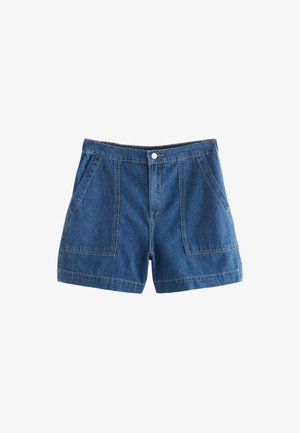 Short en denim bleu avec poches plaquées à l'avant, passants de ceinture et fermeture à bouton sur fond blanc.