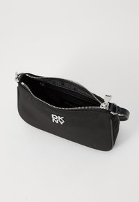 Borsa a mano in nylon nero con zip e accessori in argento, dotata di un piccolo logo esterno. Texture liscia, design compatto e tasca interna.
