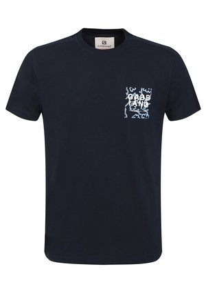 Granatowy t-shirt z krótkim rękawem, okrągłym dekoltem i małą kieszonką na piersi z abstrakcyjnym wzorem i białym napisem.